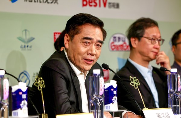 恒利配资 三十而励｜白玉兰奖评委见面会现场，陈宝国等评委们讲述心中的“好作品”