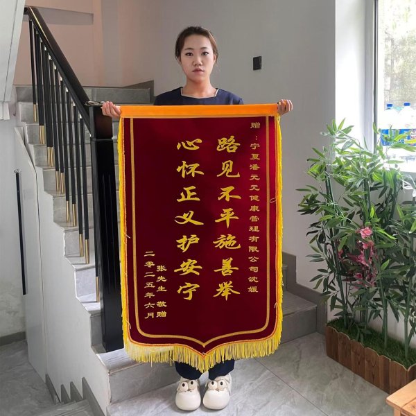 易投配资 学校门口突发车祸 宁职学子迅速救援